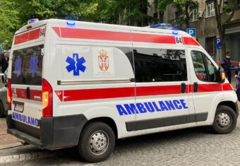 EKIPA HITNE JEDVA USPELA DA IH IZVUČE IZ VOZILA: Dva mladića povređena večeras u udesu na Čukarici