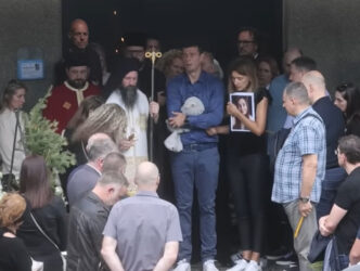 ‘BOŽE DAJ NAM SNAGE…’ Nakon što su sahranili ćerku Dragan i Nina Kobiljski se oprostili od svog MALOG HEROJA i uputili REČI PODRŠKE svim porodicama UBIJENE DECE! (FOTO)