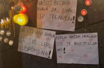 JUTRO NAKON MASAKRA NA VRAČARU: Vosak od sveća po trotoaru, srceparajuće poruke i igračke ispred OŠ Vladislav Ribnikar