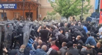 POLICIJA PUCALA IZ VATRENOG ORUŽJA KFOR nasilno razbio protest u Zvečanu, ima ranjenih (FOTO/VIDEO)