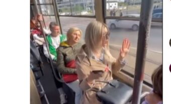 ŠOKANTNI incident u tramvaju: Devojka sela na baku i čekala da ustane jer je “BOLE NOGE” (VIDEO)