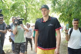 Nikola Jokić stigao na konjičke trke, navijači oduševljeno trčali ka njemu i uzvikivali “MVP, MVP” (FOTO)
