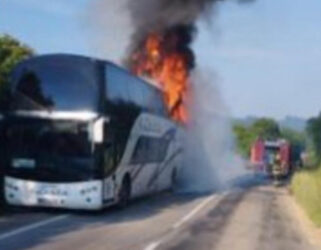 PRVE SLIKE DRAME NA PUTU! ZAPALIO SE LASTIN AUTOBUS NA PUTU ZA SMEDEREVO:  Putnici odmah evakuisani