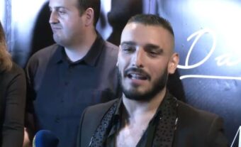 Dok su spuštali pokojnika u raku, Darko Lazić pevao iz sveg glasa, pridružio se popovima (VIDEO)