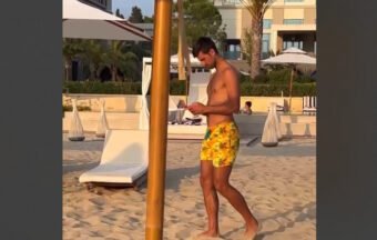 NA ZASLUŽENOM ODMORU: Novak Đoković se opušta na plaži nakon izlaska sa Vimbldona, bez obzira na poraz, ne gubi osmeh! (VIDEO)