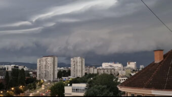 RHMZ PONOVO UPALIO ALARM! Stižu pljuskovi sa grmljavinom i gradom, silna kiša sručiće se na Srbiju