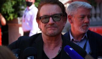 EKSKLUZIVNO! Legendarni muzičar Bono Vox stigao na 29. Sarajevo Film Festival (VIDEO)