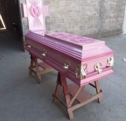 MORBIDNO! Film “Barbi” inspirisao pogrebna preduzeća širom sveta: Ružičasti kovčezi za POSLEDNJI ODMOR kao nova trendi opcija!