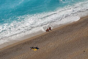 Najopasnije plaže u Grčkoj, Srbi ih obožavaju: Ogromni talasi bacaju kupače na sve strane (VIDEO)