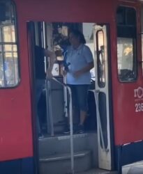 ZA SVAKU POHVALU: Zaustavila tramvaj da bi pomogla čoveku! (VIDEO)
