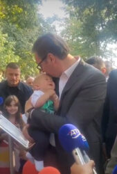 PRELEPO! Predsednik Vučić u naručju držao bebu, pa je poljubio! A evo šta mu je poručilo dete iz mase!