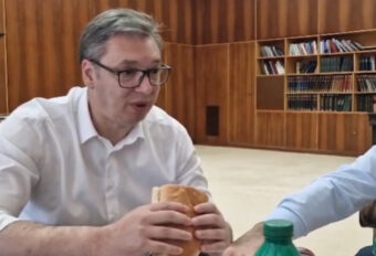 Vučić pojeo sendvič sa parizerom! Predsednik ispunio obećanje: Objavio HIT video na Instagramu!