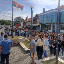 PRIZOR KOJI SLAMA SRCA: Srbi iz Kosovskog Pomoravlja u ogromnom broju pale sveće stradalima u Banjskoj