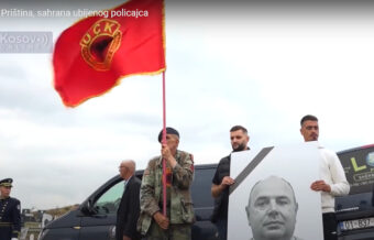 KO SU OVDE TERORISTI: ALBANSKI POLICAJAC SAHRANJEN UZ OVK ZASTAVU! (VIDEO)