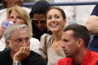 MODNI SPEKTAKL NA TRIBINAMA: Jelena Đoković zasenila sve prisutne na Novakovom meču (FOTO)
