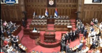 GROZOMORNO Divljanje dela opozicije u Skupštini Srbije dobilo novu, odvratnu dimenziju (FOTO)