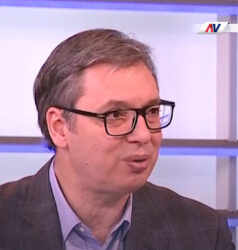 Predsednik Vučić ispričao kakav je savet dobio od jednog građanina: “TERAJ TI PO SVOM, A MI ĆEMO DA JEDEMO KOKICE!” (VIDEO)