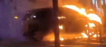 ŠOK PRIZOR U CENTRU BEOGRADA: Plamen bukvalno progutao automobil (VIDEO)