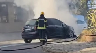IZGOREO AUTOMOBILA NA DORĆOLU: Vatra je zahvatila prednji deo vozila