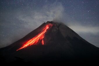 ERUPTIRAO VULKAN ETNA NA SICILIJI! Pogledajte uznemirujući snimak, ljudi se RAZBEŽALI na sve strane (VIDEO)