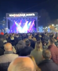 NOVOGODIŠNJE ZAGREVANJE POČELO: Miroslav Ilić pred nekoliko hiljada građana u Rumi! (FOTO/VIDEO)