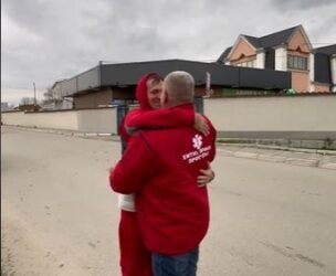 Snimak iz Srbije postao viralan na mrežama: Emotivan susret oca i sina nakon sedam godina (VIDEO)