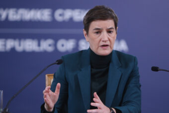 Ana Brnabić: “Niste mogli da mu nađete bankovni račun u inostranstvu, pa ga napadate jer pravi vojnicima palačinke?”