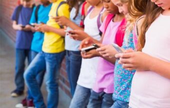 NOVA PREPORUKA ŠKOLAMA! Zabrana korišćenja mobilnih u osnovnim školama!