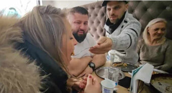 BRAK SA DVE ŽENE: Elmedin i njegove dame “počistili” tepsije pite u Sarajevu! SLEDI HAOS (VIDEO)
