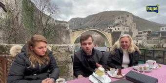 “BRAK SA DVE ŽENE”: HAOS! Ceo Mostar je gledao šta radi Fatima, kune se da će SKOČITI sa mosta da dokaže ljubav Elmedinu! (VIDEO)