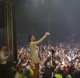 Publika rasplakala Kaću Grujić! Pevačica sve snimala mobilnim telefonom (FOTO)