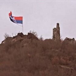 KOSOVO: Na tvrđavu Zvečan vraćena zastava Srbije!