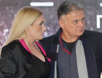 Glumac crvenim tepihom prošetao sa zanosnom plavušom! Branislav Lečić se celo veče zagonetno smeškao, a evo ko je ona! (FOTO)