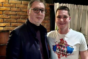 “NEMA PREDAJE”: Vučić objavio fotografiju sa starijim sinom Danilom
