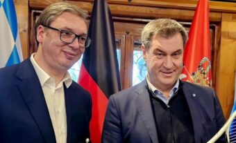 “Svako se ponosi svojim najboljim”: Vučić poklonio Zederu Novakov reket, a evo šta je on dobio od premijera Bavarske!