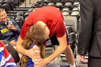 JOKIĆ PONOVO POKAZAO SVOJU VELIČINU! Isplivao snimak srpskogk košarkaša koji je OTOPIO sva srca, zvezda Denvera usrećio DEVOJČICU pre meča! (VIDEO)