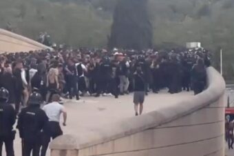 VELIKI NEREDI U BARSELONI! Navijači PSŽ-a uoči meča u STRAVIČNOJ tuči sa policijom, JEZIVE scene potresle su CEO svet! (VIDEO)