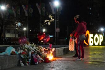 POTRESNE SCENE U BORU: Meštani pale sveće za Danku Ilić, poslednji pozdrav ubijenoj devojčici (FOTO)