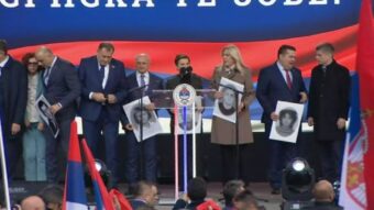ANA BRNABIĆ NA VELIKOM MITINGU U BANJALUCI PORUČILA: “Srbija i Srpska uvek zajedno, što bude teže, to ćemo mi biti bliži!