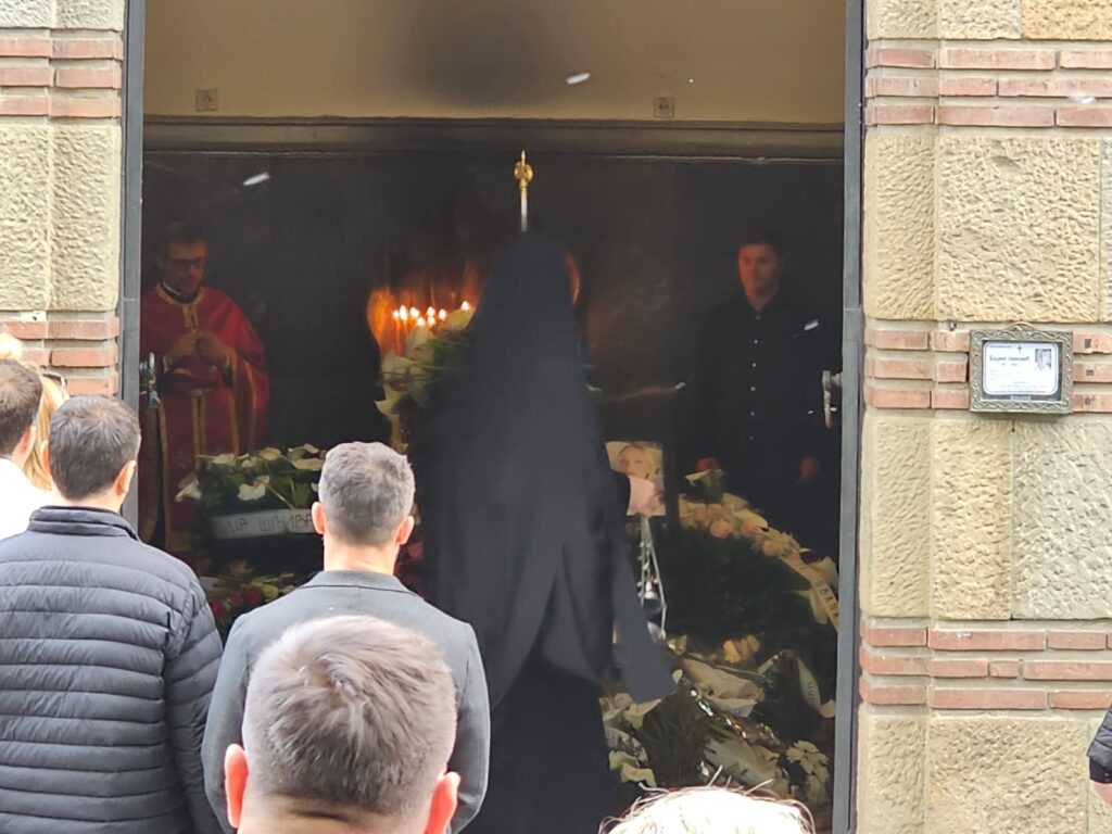 Foto:Hypetv sahrana Bojane Janković
SVEŠTENIK JE ODRŽAO OPELO: Spekulisalo se da je voditeljka izvršila suicid! 