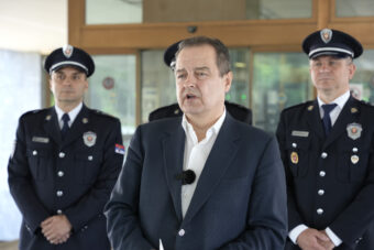Ministar Dačić u poseti povređenom policajcu: Brojne su opasnosti kojima su policajci izloženi čuvajući bezbednost građana Srbije!