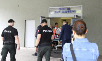PRVE FOTKE SLOVAČKOG PREMIJERA NAKON ATENTATA: Hitno ga na nosilima uvode u bolnicu, DRAMATIČNE SCENE!