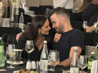 ALEKSANDRI I FILIPU NA KUĆNU ADRESU STIGAO ŠOKANTAN POKLON! Komšije kad su videle, odmah su im pozavidele