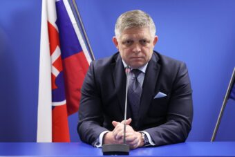 UZNEMIRUJUĆI SNIMAK! Objavljen momenat nakon što je Fico upucan: Premijer Slovačke u lošem stanju, BORE MU SE ZA ŽIVOT!