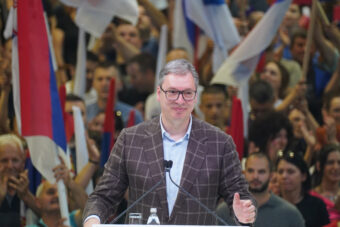 NIKOGA SE NE PLAŠIMO, IDEM DA SE BORIM ZA NAŠU SRBIJU! Cela sala odzvanja i skandira u čast predsednika Aleksandra Vučića na predizbornom skupu u Novom Sadu