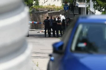 PRVA SLIKA UBIJENOG TERORISTE! Desetine policajaca oko tela napadača samostrelom!