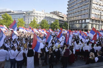 ISTORIJSKA SVEČANOST POČELA NA TRGU REPUBLIKE: Manifestacija otvorena pesmom “Veseli se srpski rode”