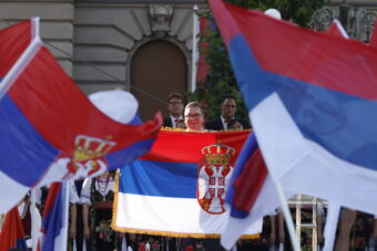 “SANJAO SAM JE DANIMA I NOĆIMA…” Predsednik Vučić RAŠIRIO ZASTAVU SRBIJE IZ UN, prisutni oduševljeni skandiraju njegovo ime!