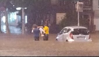NOĆ PAKLA JE IZA NAS! Stravične slike tinejdžera koji beže iz poplavljenog noćnog kluba! Beograd pod vodom, ljudi spašavali živu glavu iz zarobljenih automobila (FOTO)