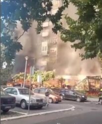 STRAVIČAN POŽAR NA NOVOM BEOGRADU! Izgoreo čuveni kafić, vatra se proširila na stanove do 7. sprata (FOTO/VIDEO)